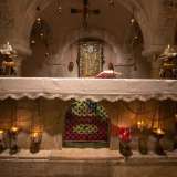 L�esplorazione della cripta ci permette infine di scoprire l�altare sobrio e austero in cui sono deposte le reliquie di San Nicola, protette da un�urna